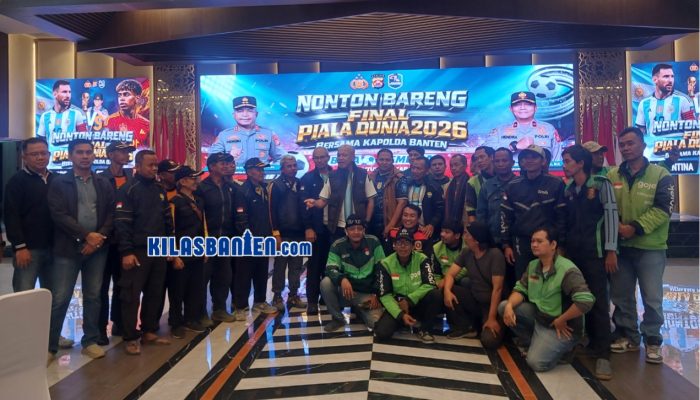 Kapolda Banten Irjen Pol Hengki menghadiri acara nonton bareng final Piala Dunia 2026 antara Spanyol melawan Argentina bersama Forkopimda, mahasiswa, ojol, dan masyarakat di Banten, Senin, 20 Juli 2026. (Redaksi Kilas Banten)
