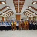 Kepala DP3AP2KB Kota Tangerang memberikan pembekalan kepada 104 kader PPKBD terkait penggunaan aplikasi SIGA untuk meningkatkan akurasi pendataan keluarga di Kota Tangerang.