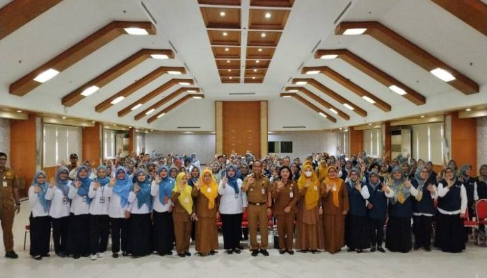Kepala DP3AP2KB Kota Tangerang memberikan pembekalan kepada 104 kader PPKBD terkait penggunaan aplikasi SIGA untuk meningkatkan akurasi pendataan keluarga di Kota Tangerang.