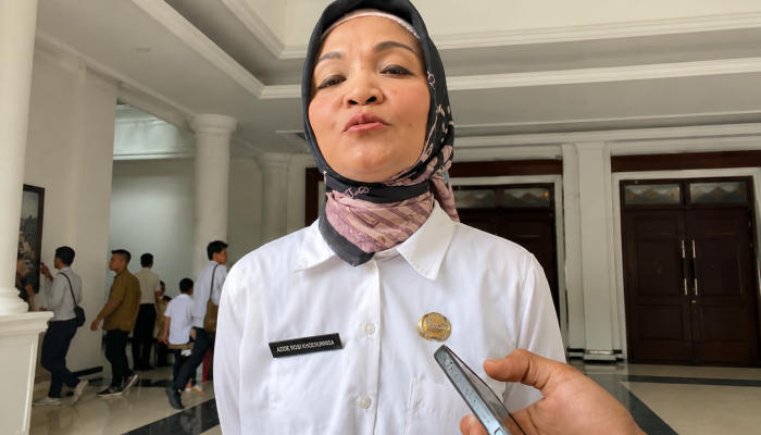 Kepala Dinas Kesehatan Provinsi Banten, Ati Pramudji Hastuti, memberikan keterangan kepada wartawan terkait temuan BPK atas proyek pengadaan videotron di lingkungan Dinkes Banten.