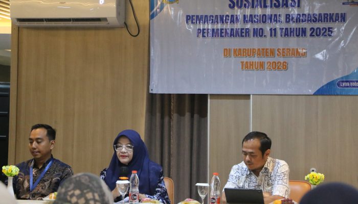 Kepala Disnakertrans Kabupaten Serang, Diana Ardhianty Utami, saat membuka sosialisasi Program Pemagangan Nasional yang diikuti puluhan perusahaan di Kota Serang.