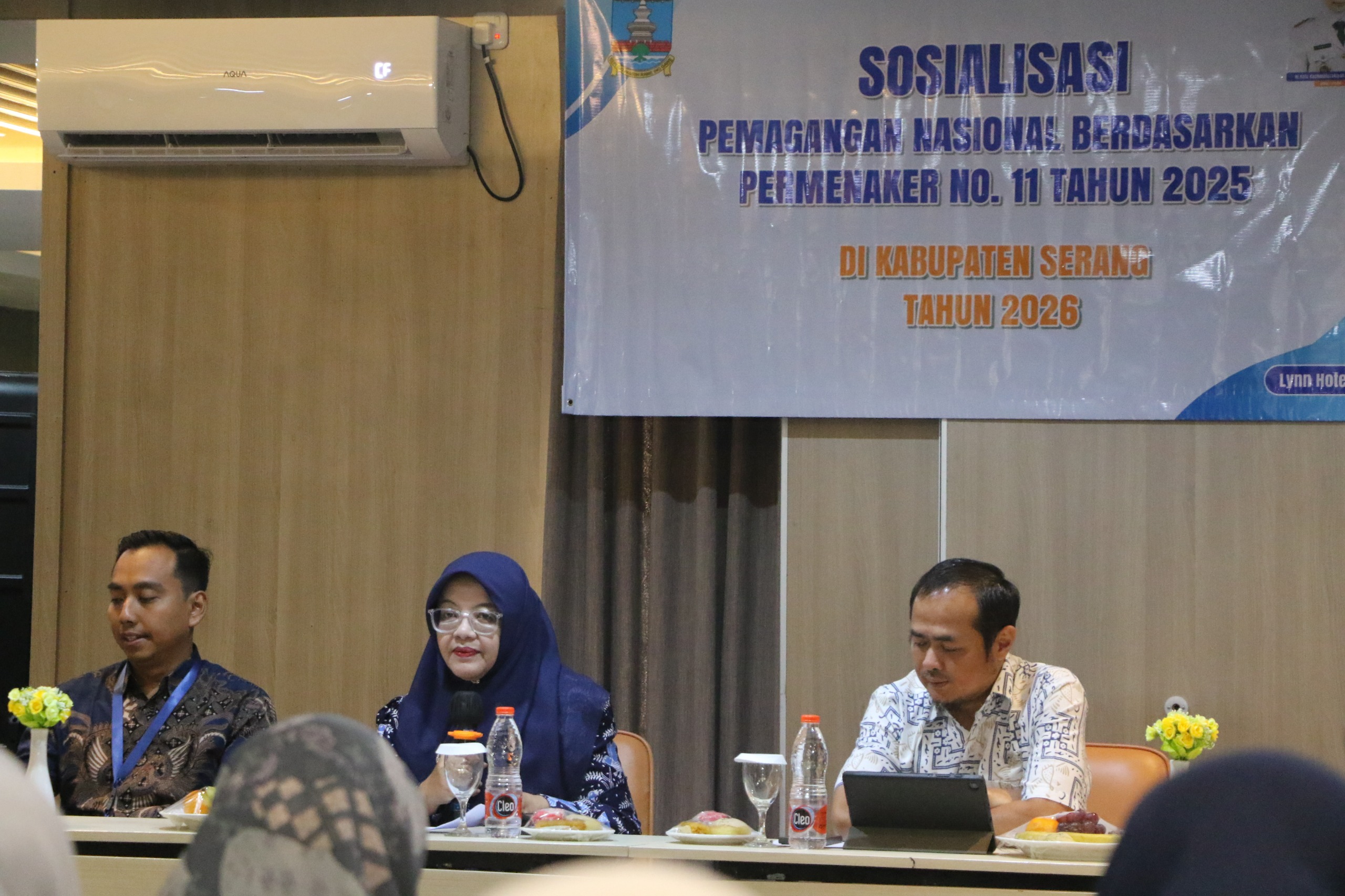 Kepala Disnakertrans Kabupaten Serang, Diana Ardhianty Utami, saat membuka sosialisasi Program Pemagangan Nasional yang diikuti puluhan perusahaan di Kota Serang.