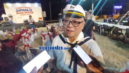 Kepala Perwakilan Bank Indonesia Provinsi Banten Sofwan Kurnia berfoto bersama jurnalis Media Banten Jawara dalam kegiatan capacity building di Bali sebagai upaya memperkuat sinergi untuk mendukung pertumbuhan ekonomi dan investasi di Provinsi Banten, Kamis, 23 Juli 2026. (Redaksi Kilas Banten)
