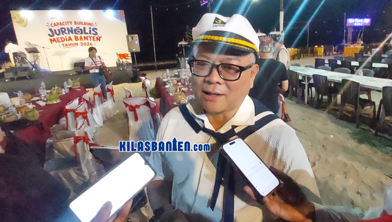 Kepala Perwakilan Bank Indonesia Provinsi Banten Sofwan Kurnia berfoto bersama jurnalis Media Banten Jawara dalam kegiatan capacity building di Bali sebagai upaya memperkuat sinergi untuk mendukung pertumbuhan ekonomi dan investasi di Provinsi Banten, Kamis, 23 Juli 2026. (Redaksi Kilas Banten)