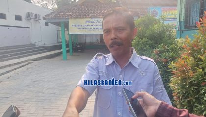 Kepala SMPN 1 Ciruas, Wahid Hasyim, memberikan penjelasan terkait pelaksanaan SPMB 2026 yang berlangsung transparan di tengah tingginya jumlah pendaftar. (Redaksi Kilas Banten)