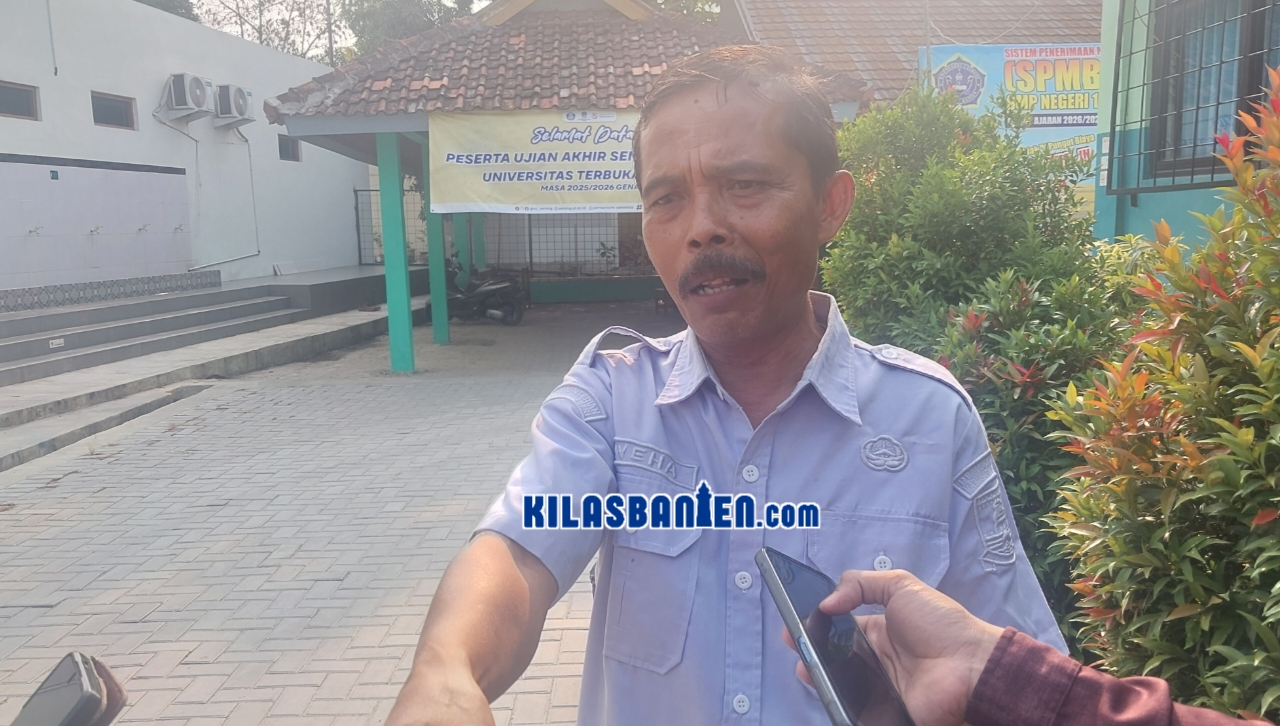 Kepala SMPN 1 Ciruas, Wahid Hasyim, memberikan penjelasan terkait pelaksanaan SPMB 2026 yang berlangsung transparan di tengah tingginya jumlah pendaftar. (Redaksi Kilas Banten)