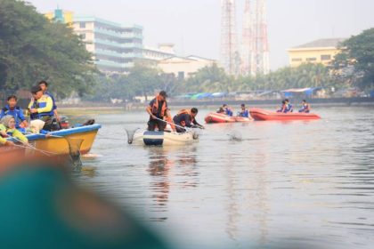Warga bersama komunitas dan relawan mengikuti aksi bersih-bersih Kali Sabi sebagai bagian dari Festival Kali Sabi 2026 yang digagas Banksasuci Foundation di Kota Tangerang.