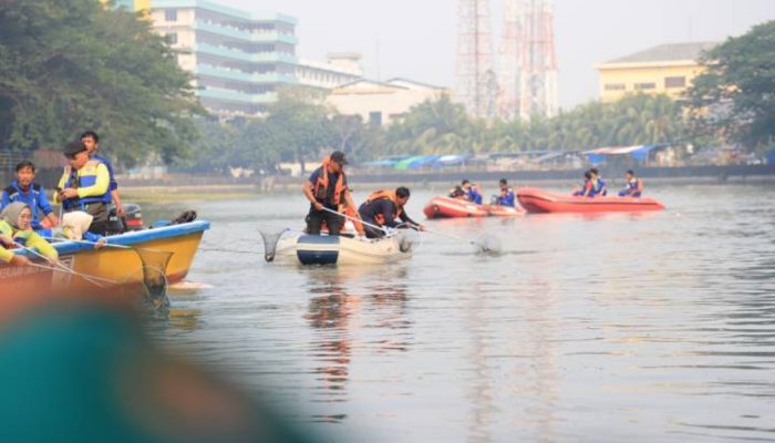 Warga bersama komunitas dan relawan mengikuti aksi bersih-bersih Kali Sabi sebagai bagian dari Festival Kali Sabi 2026 yang digagas Banksasuci Foundation di Kota Tangerang.