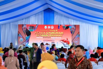 Ketua Dekranasda Kota Tangerang, Masturoh Sachrudin, mengunjungi stan perajin UMKM Kota Tangerang pada Pameran Kriya dan Wastra Dekranasda se-Indonesia di Makassar, Sulawesi Selatan.