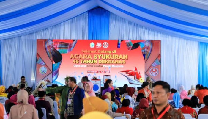 Ketua Dekranasda Kota Tangerang, Masturoh Sachrudin, mengunjungi stan perajin UMKM Kota Tangerang pada Pameran Kriya dan Wastra Dekranasda se-Indonesia di Makassar, Sulawesi Selatan.