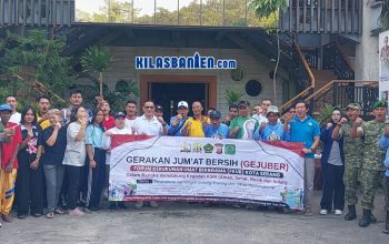 Ketua FKUB Kota Serang KH Matin Syarkowi bersama tokoh lintas agama, pemerintah, aparat keamanan, dan masyarakat mengikuti Gerakan Jumat Bersih (GEJUBER) di Kota Serang sebagai wujud penguatan toleransi, gotong royong, dan persatuan di tengah keberagaman, di Halaman Gereja Bethel Indonesia (GBI) Serang, Jumat, 10 Juli 2026. (Redaksi Kilas Banten)