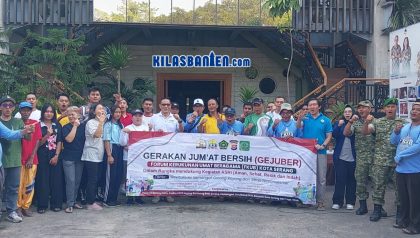 Ketua FKUB Kota Serang KH Matin Syarkowi bersama tokoh lintas agama, pemerintah, aparat keamanan, dan masyarakat mengikuti Gerakan Jumat Bersih (GEJUBER) di Kota Serang sebagai wujud penguatan toleransi, gotong royong, dan persatuan di tengah keberagaman, di Halaman Gereja Bethel Indonesia (GBI) Serang, Jumat, 10 Juli 2026. (Redaksi Kilas Banten)