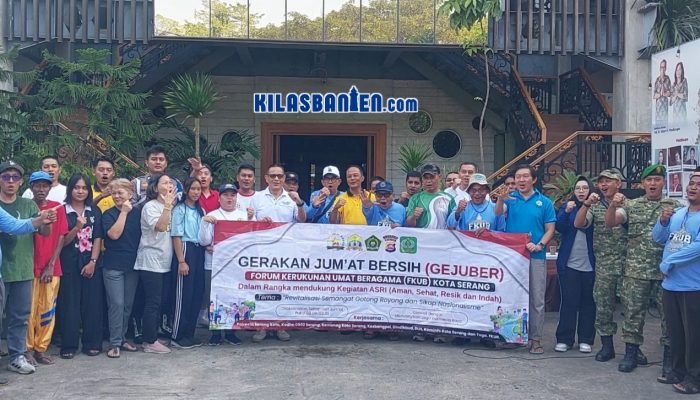 Ketua FKUB Kota Serang KH Matin Syarkowi bersama tokoh lintas agama, pemerintah, aparat keamanan, dan masyarakat mengikuti Gerakan Jumat Bersih (GEJUBER) di Kota Serang sebagai wujud penguatan toleransi, gotong royong, dan persatuan di tengah keberagaman, di Halaman Gereja Bethel Indonesia (GBI) Serang, Jumat, 10 Juli 2026. (Redaksi Kilas Banten)