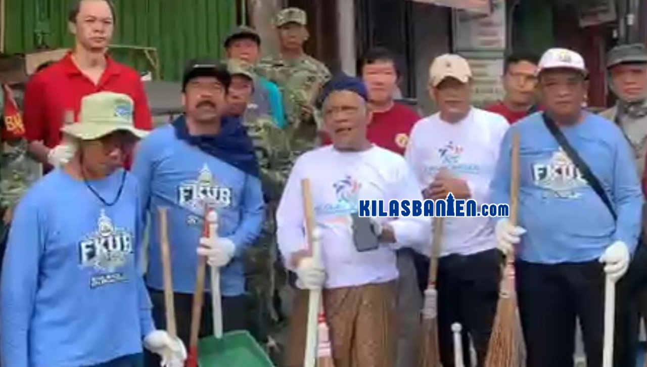 Ketua FKUB Kota Serang bersama unsur TNI, Polri, Pemerintah Kota Serang, tokoh agama, dan masyarakat mengikuti Gerakan Jumat Bersih (GEJUBER) di kawasan Perempatan Pocis, Jalan Pasar Lama, Kota Serang, Jumat (3/7/2026), sebagai upaya membangkitkan semangat gotong royong dan menjaga kebersihan lingkungan.