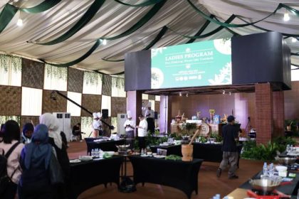 Ketua TP PKK Kota Tangerang, Masturoh Sachrudin, memimpin kegiatan fun cooking berbahan pangan lokal berupa ubi tumbuk saat Ladies Program Rakernas XVIII APEKSI 2026 di Taman Cadika, Kota Medan, sebagai upaya mengampanyekan diversifikasi pangan dan memperkuat ketahanan pangan keluarga.
