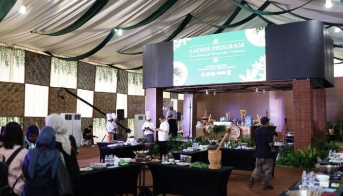 Ketua TP PKK Kota Tangerang, Masturoh Sachrudin, memimpin kegiatan fun cooking berbahan pangan lokal berupa ubi tumbuk saat Ladies Program Rakernas XVIII APEKSI 2026 di Taman Cadika, Kota Medan, sebagai upaya mengampanyekan diversifikasi pangan dan memperkuat ketahanan pangan keluarga.