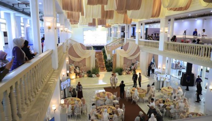 Ketua TP PKK Kota Tangerang Masturoh Sachrudin bersama peserta APEKSI Ladies Program 2026 saat mengunjungi pameran produk UMKM dan ekonomi kreatif di Gedung Warenhuis, Kota Medan.