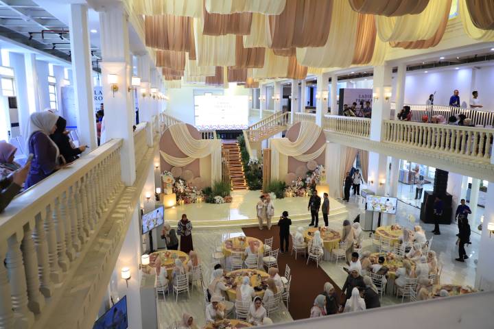 Ketua TP PKK Kota Tangerang Masturoh Sachrudin bersama peserta APEKSI Ladies Program 2026 saat mengunjungi pameran produk UMKM dan ekonomi kreatif di Gedung Warenhuis, Kota Medan.