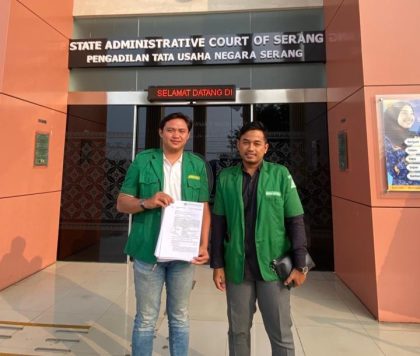 Kuasa hukum LBH Ansor Kota Tangerang Selatan menunjukkan dokumen gugatan terhadap keputusan pengukuhan Sekretaris Daerah Kota Tangerang Selatan yang telah didaftarkan di PTUN Serang