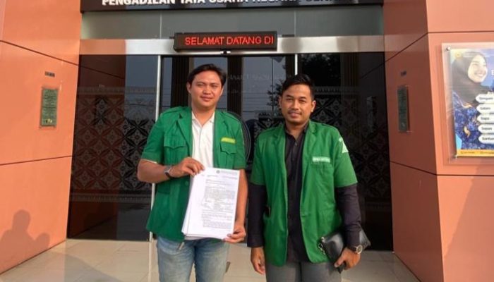 Kuasa hukum LBH Ansor Kota Tangerang Selatan menunjukkan dokumen gugatan terhadap keputusan pengukuhan Sekretaris Daerah Kota Tangerang Selatan yang telah didaftarkan di PTUN Serang