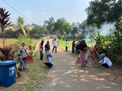Mahasiswa KKM Universitas Primagraha bersama Pemerintah Kota Serang dan warga Kampung Cibuntung saat meninjau rumah tidak layak huni sebelum penyaluran bantuan sosial RTLH sebesar Rp10 juta, Kamis, 9 Juli 2026