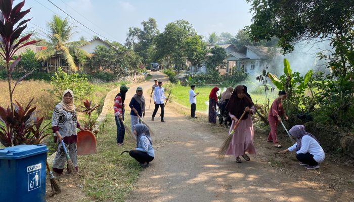 Mahasiswa KKM Universitas Primagraha bersama Pemerintah Kota Serang dan warga Kampung Cibuntung saat meninjau rumah tidak layak huni sebelum penyaluran bantuan sosial RTLH sebesar Rp10 juta, Kamis, 9 Juli 2026