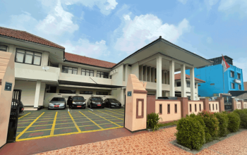 Majelis Hakim PN Serang membacakan putusan perkara penggelapan muatan barang industri dengan modus invoice bodong dalam pengiriman barang.