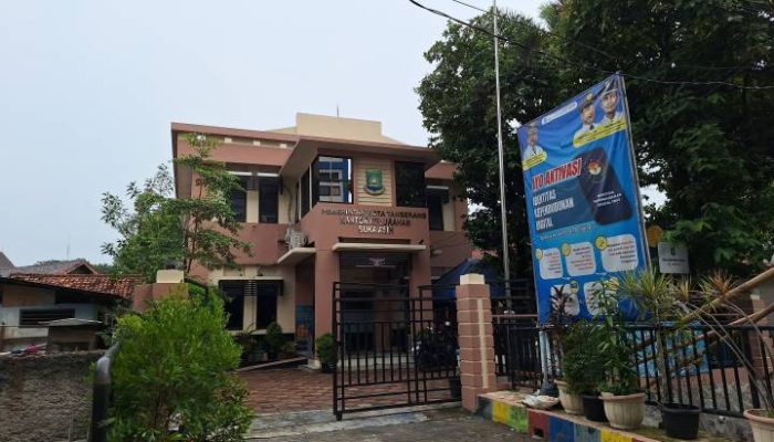 Masjid Raya Al-A'zhom Kota Tangerang yang kini menjadi ikon religius dan pusat kegiatan masyarakat berdiri di atas kawasan yang dahulu dikenal sebagai kandang ratusan kerbau.