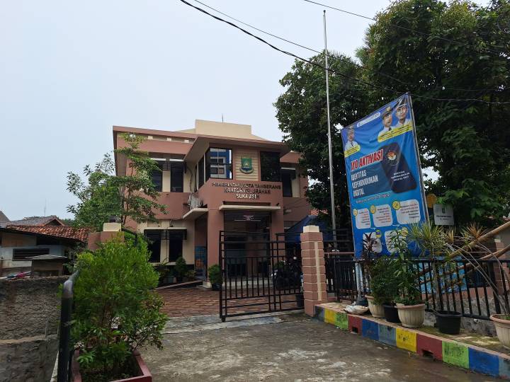 Masjid Raya Al-A'zhom Kota Tangerang yang kini menjadi ikon religius dan pusat kegiatan masyarakat berdiri di atas kawasan yang dahulu dikenal sebagai kandang ratusan kerbau.