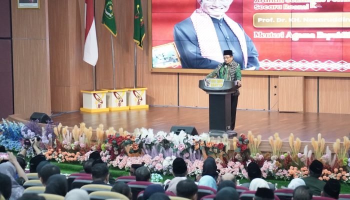 Menteri Agama RI Prof. Nasaruddin Umar memberikan pembekalan kepada peserta KKN Nusantara VI Tahun 2026 di Auditorium Rektorat UIN Sultan Maulana Hasanuddin Banten, Rabu (15/7/2026).
