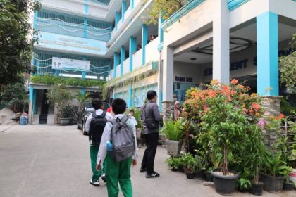 Wali Kota Tangerang Sachrudin meninjau pelaksanaan MPLS Ramah di SMP Excellent Kota Tangerang saat para ayah mengantar anak pada hari pertama masuk sekolah Tahun Ajaran 2026/2027.