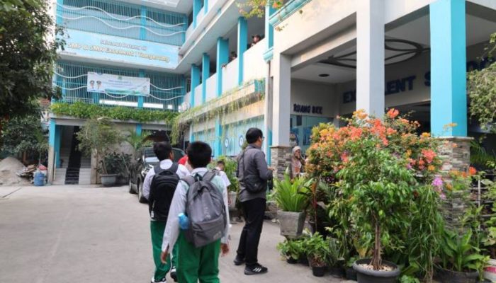 Wali Kota Tangerang Sachrudin meninjau pelaksanaan MPLS Ramah di SMP Excellent Kota Tangerang saat para ayah mengantar anak pada hari pertama masuk sekolah Tahun Ajaran 2026/2027.