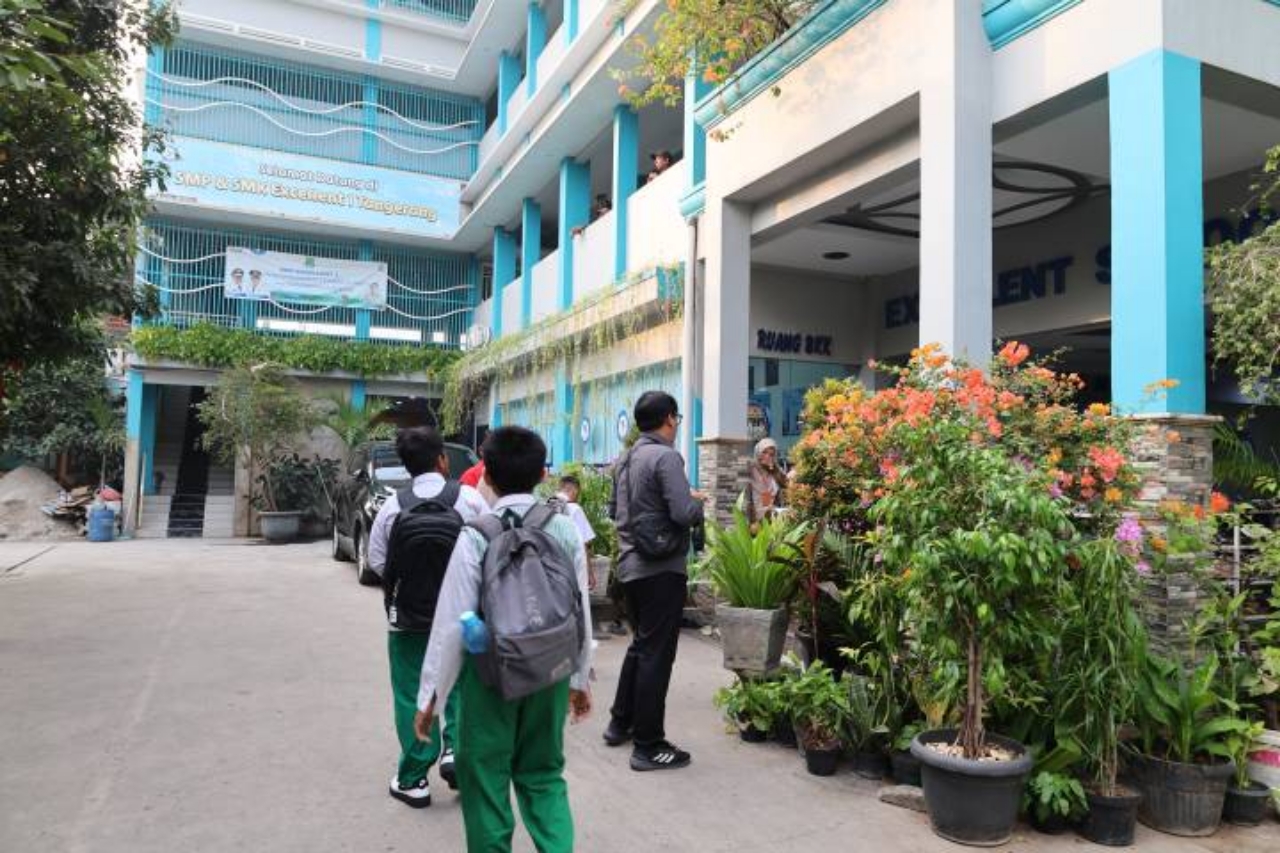 Wali Kota Tangerang Sachrudin meninjau pelaksanaan MPLS Ramah di SMP Excellent Kota Tangerang saat para ayah mengantar anak pada hari pertama masuk sekolah Tahun Ajaran 2026/2027.