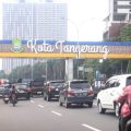 Petugas melayani warga dalam program Gampang Sembako di Kota Tangerang sebagai upaya pemerintah menjaga stabilitas harga dan daya beli masyarakat di tengah dinamika ekonomi 2026.