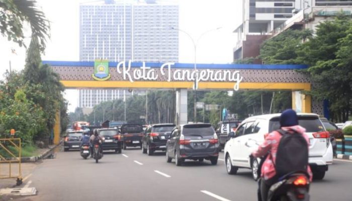 Petugas melayani warga dalam program Gampang Sembako di Kota Tangerang sebagai upaya pemerintah menjaga stabilitas harga dan daya beli masyarakat di tengah dinamika ekonomi 2026.