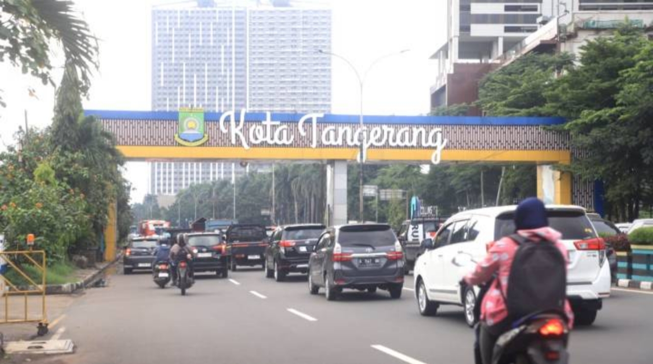 Petugas melayani warga dalam program Gampang Sembako di Kota Tangerang sebagai upaya pemerintah menjaga stabilitas harga dan daya beli masyarakat di tengah dinamika ekonomi 2026.