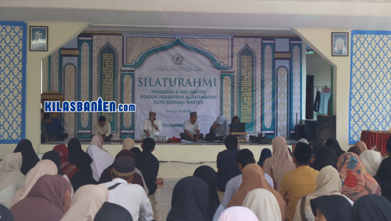 Pengasuh Pondok Pesantren Al Fathaniyah, KH Saifun Nawasi, menyampaikan tausiyah kepada para wali santri baru dalam agenda silaturrahim di Kota Serang, Sabtu-Minggu, 11-12 Juli 2026. (Redaksi Kilas Banten)