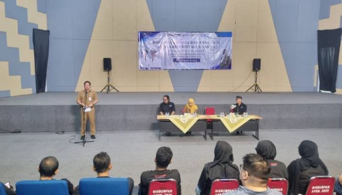 Peserta mengikuti pelatihan dan uji kompetensi Sertifikasi Fotografer Junior yang digelar Disbudpar Kota Tangerang bekerja sama dengan BNSP di Gedung Seni Budaya Kota Tangerang.