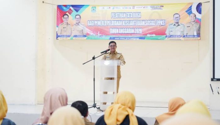 Peserta pelatihan tata boga mengikuti praktik memasak di SMKN 3 Kota Tangerang sebagai bagian dari program pemberdayaan ekonomi yang digagas Pemerintah Kota Tangerang.
