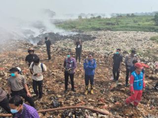 Petugas BPBD Kota Tangerang mengoperasikan armada dan pompa submersible saat membantu proses pemadaman kebakaran di TPA Jatiwaringin, Kabupaten Tangerang.