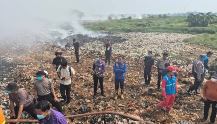 Petugas BPBD Kota Tangerang mengoperasikan armada dan pompa submersible saat membantu proses pemadaman kebakaran di TPA Jatiwaringin, Kabupaten Tangerang.
