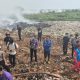 Petugas BPBD Kota Tangerang mengoperasikan armada dan pompa submersible saat membantu proses pemadaman kebakaran di TPA Jatiwaringin, Kabupaten Tangerang.