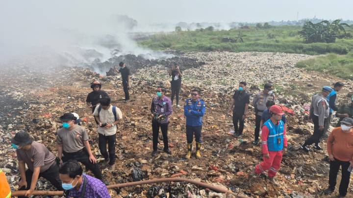 Petugas BPBD Kota Tangerang mengoperasikan armada dan pompa submersible saat membantu proses pemadaman kebakaran di TPA Jatiwaringin, Kabupaten Tangerang.