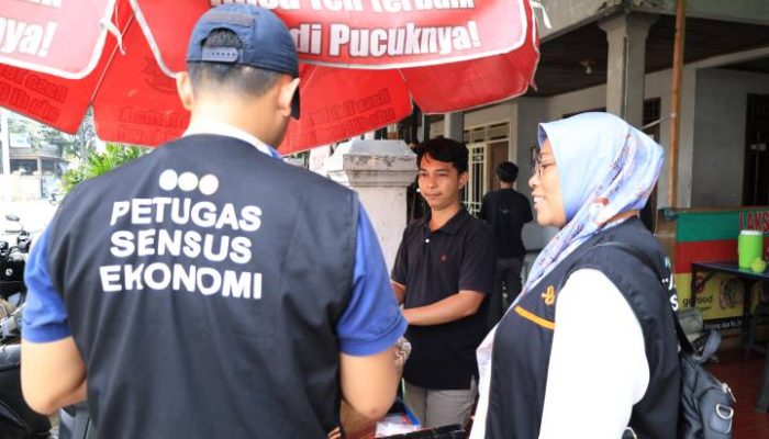 Petugas BPS Kota Tangerang melakukan pendataan langsung kepada pelaku usaha dalam pelaksanaan Sensus Ekonomi 2026 yang berlangsung hingga 31 Agustus 2026