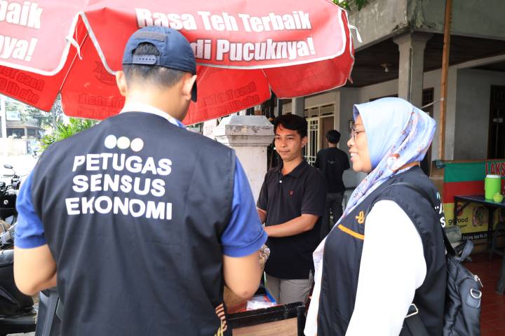 Petugas BPS Kota Tangerang melakukan pendataan langsung kepada pelaku usaha dalam pelaksanaan Sensus Ekonomi 2026 yang berlangsung hingga 31 Agustus 2026