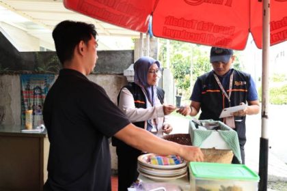 Petugas Badan Pusat Statistik (BPS) melakukan pendataan pelaku usaha dalam pelaksanaan Sensus Ekonomi 2026 di Kota Tangerang