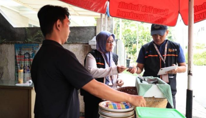Petugas Badan Pusat Statistik (BPS) melakukan pendataan pelaku usaha dalam pelaksanaan Sensus Ekonomi 2026 di Kota Tangerang