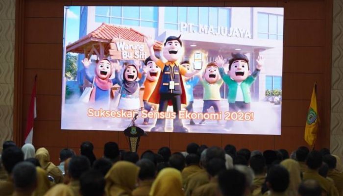 Petugas Badan Pusat Statistik (BPS) melakukan pendataan kepada pelaku usaha dalam pelaksanaan Sensus Ekonomi 2026 di Kota Tangerang.
