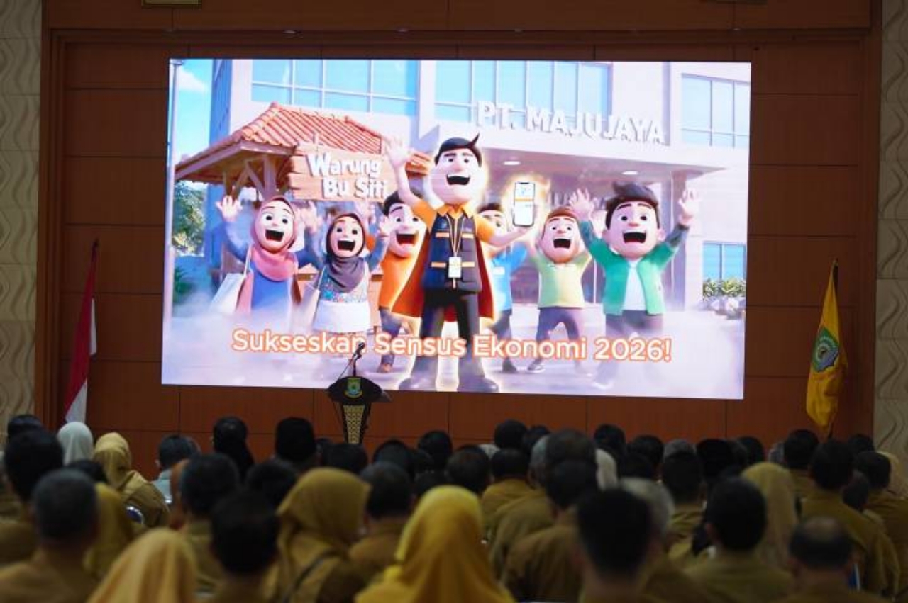 Petugas Badan Pusat Statistik (BPS) melakukan pendataan kepada pelaku usaha dalam pelaksanaan Sensus Ekonomi 2026 di Kota Tangerang.