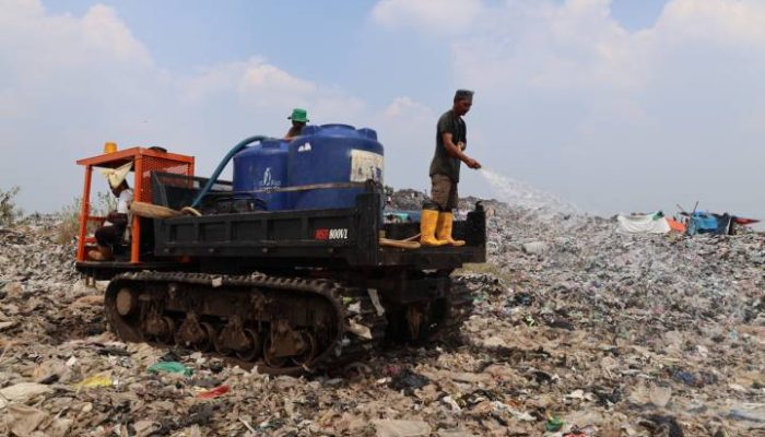 Petugas DLH Kota Tangerang melakukan patroli di kawasan TPA Rawa Kucing sebagai bagian dari upaya mitigasi kebakaran selama musim kemarau.